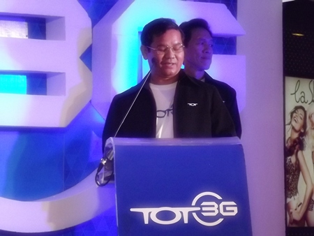 TOT Managing Director Prasong Praneetpolkrang announces the launch of the 3G data service in Pattaya.